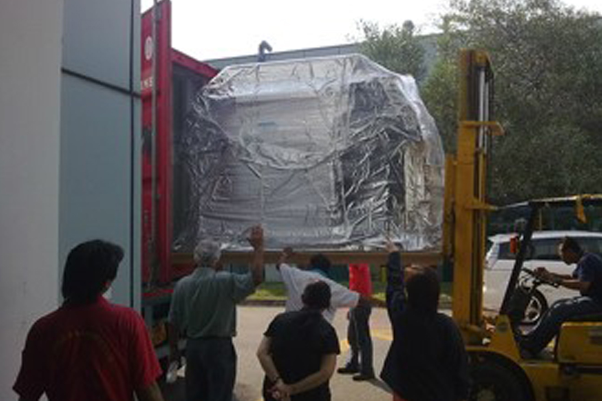 Loading and stuffing of machines and equipment services 7